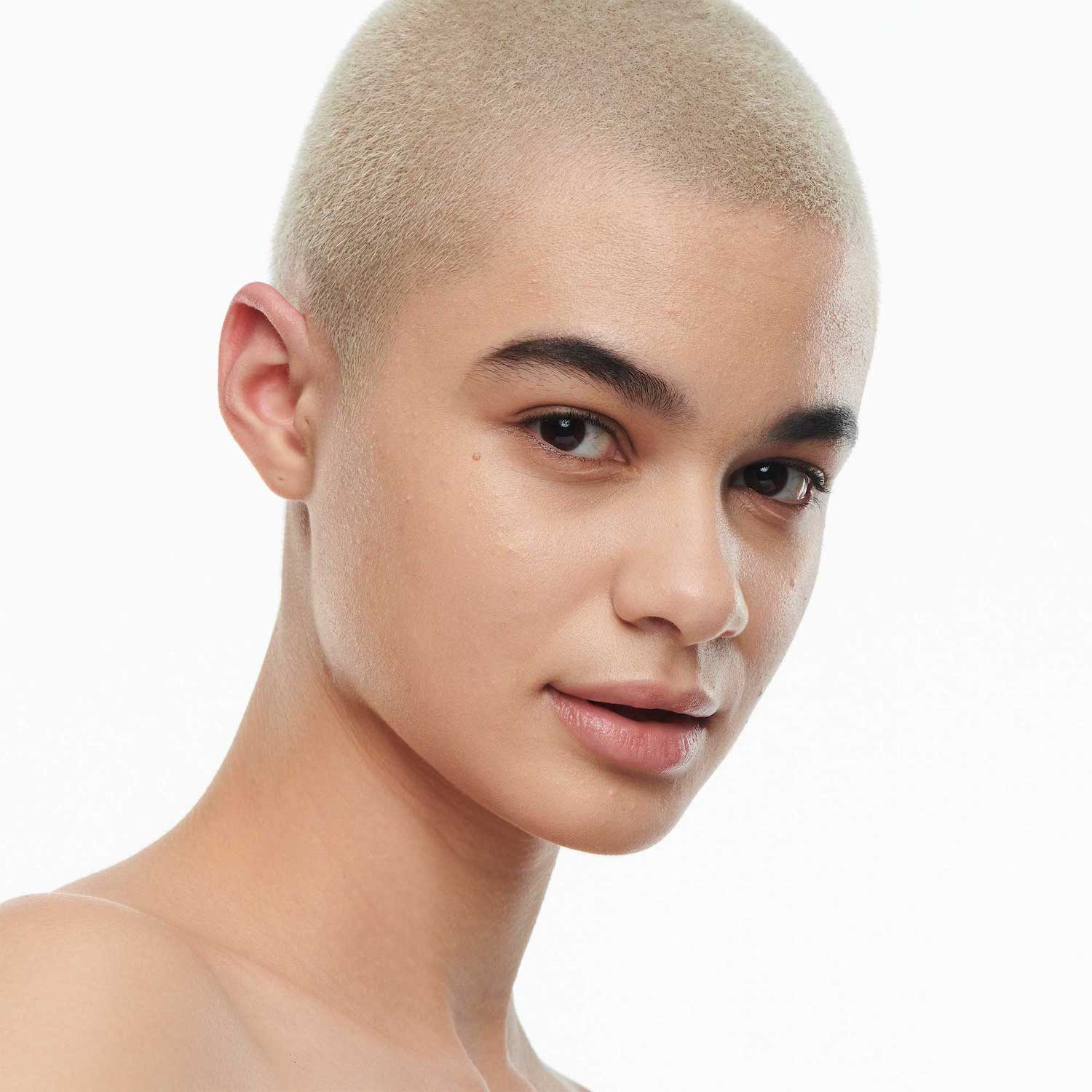 STUDIO RADIANCE SERUM-POWERED (BASE DE MAQUILLAJE PARA ROSTRO)